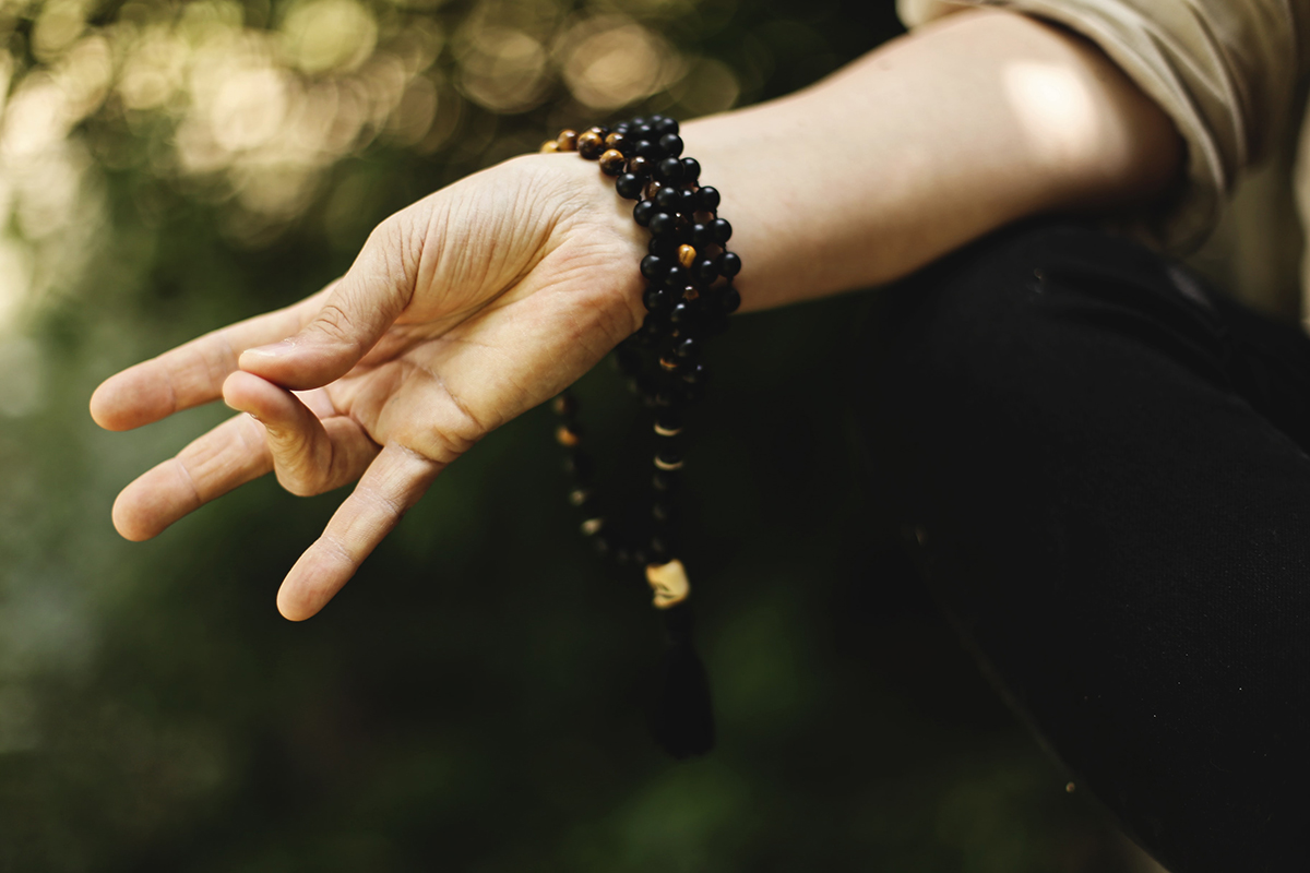 retiro yoga masía natural, gesto de meditación con mala