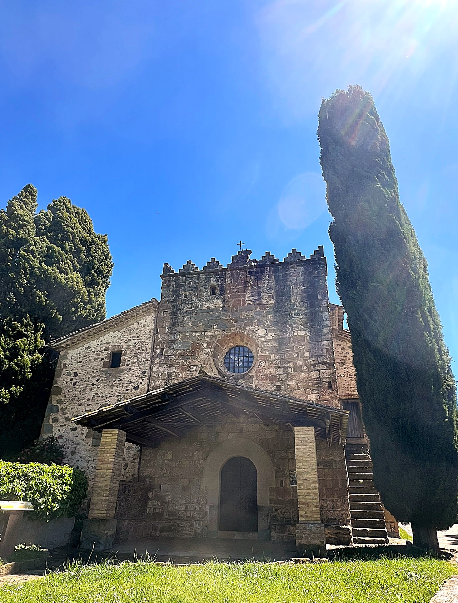 Capilla románica de Mas Campassol con ciprés centenario, bodas en La Garrotxa
