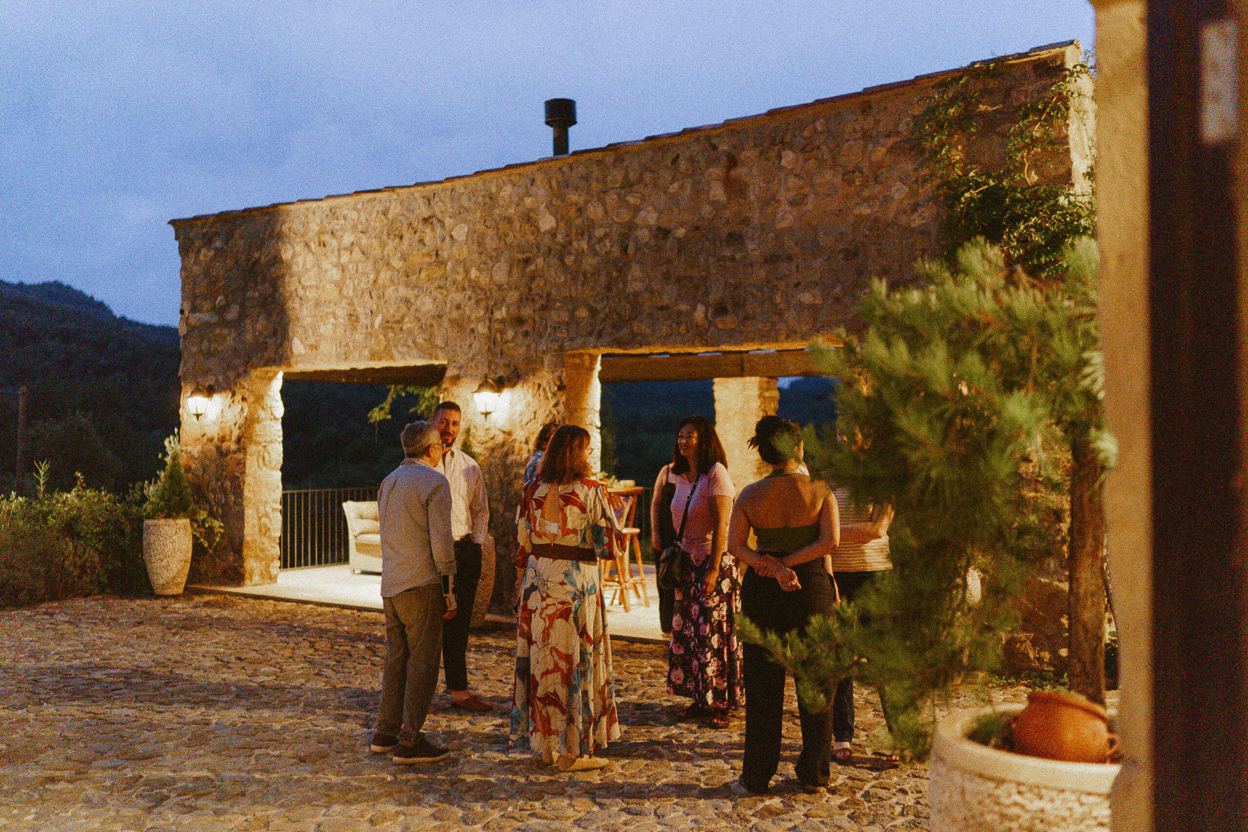 invitados celebración atardecer masía piedr