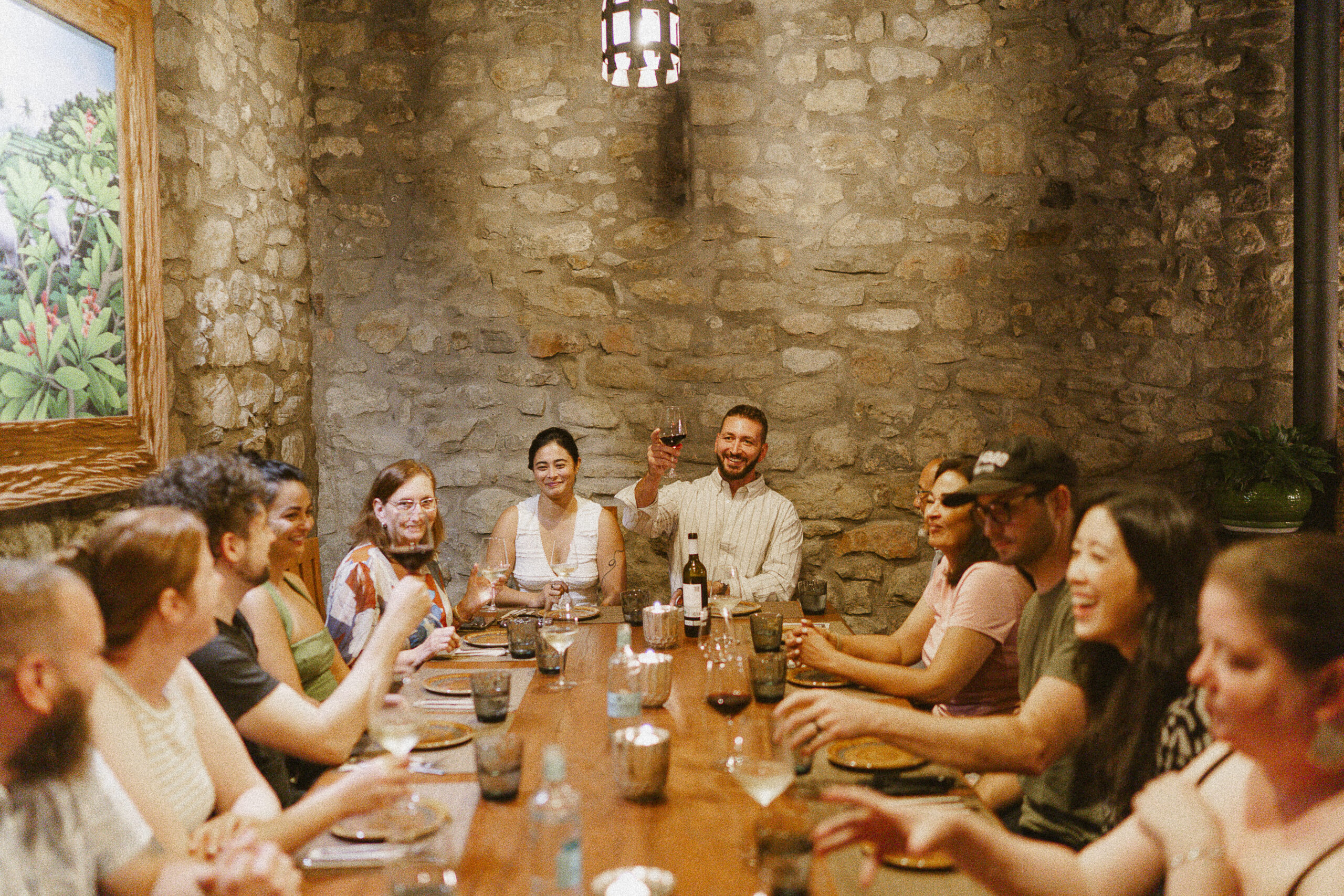 catering kilómetro cero Girona: banquete en salón de piedra