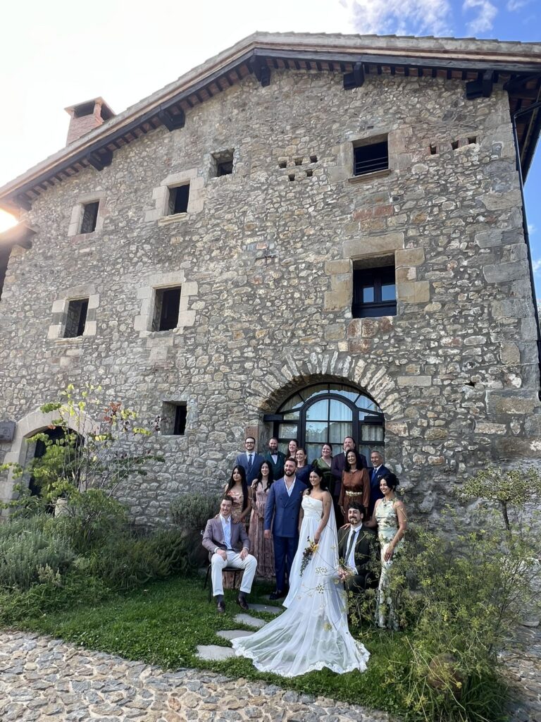 Ceremonia de boda íntima en jardín natural