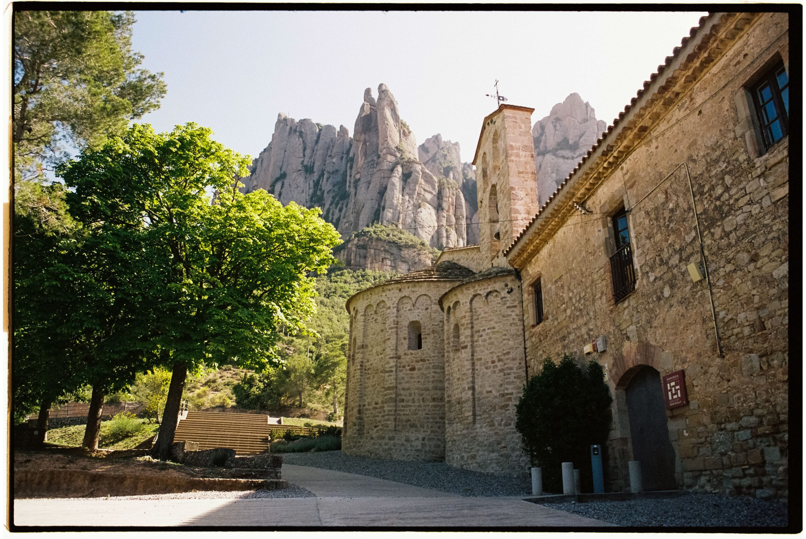 Ermita románica de Sant Aniol d'Aguja rodeada de bosque