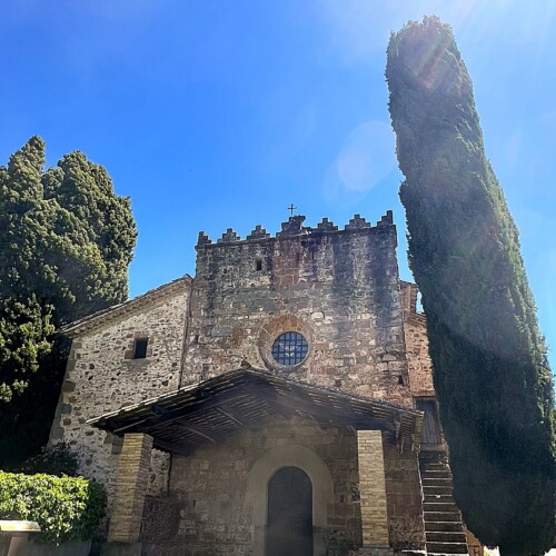 Donde la historia te da la bienvenida Capilla románica de Mas Campassol con ciprés centenario, bodas en Girona